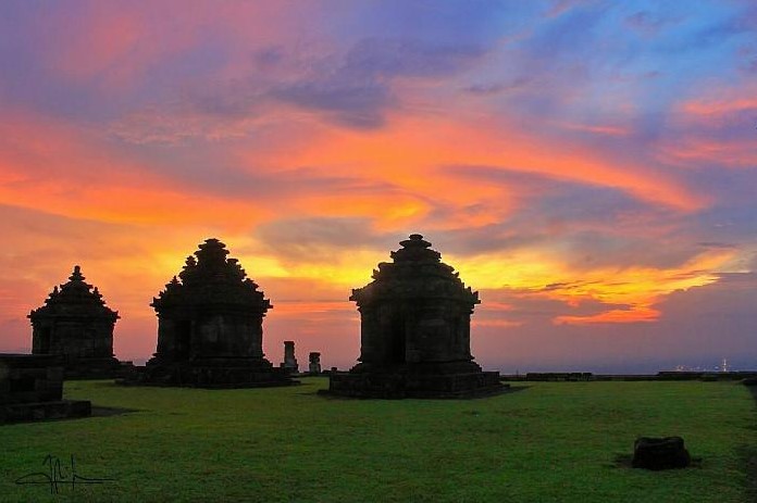 Keindahan Sunset Candi Ijo